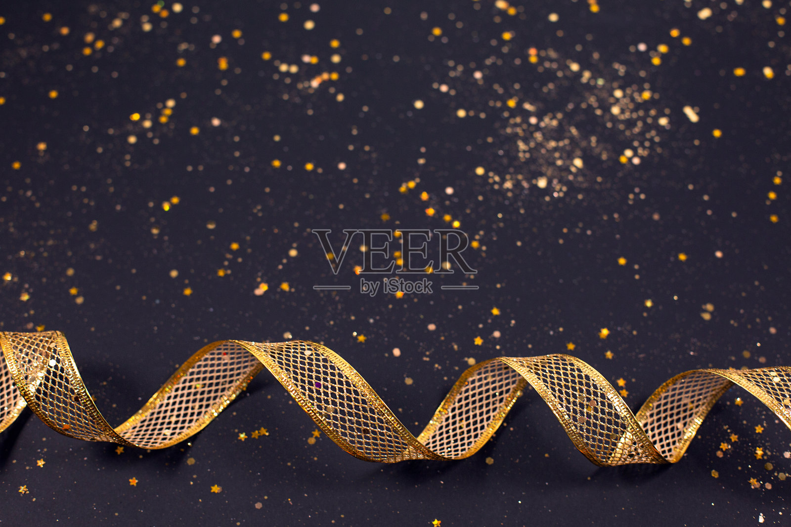 金色青铜金属丝带在闪光的背景照片摄影图片