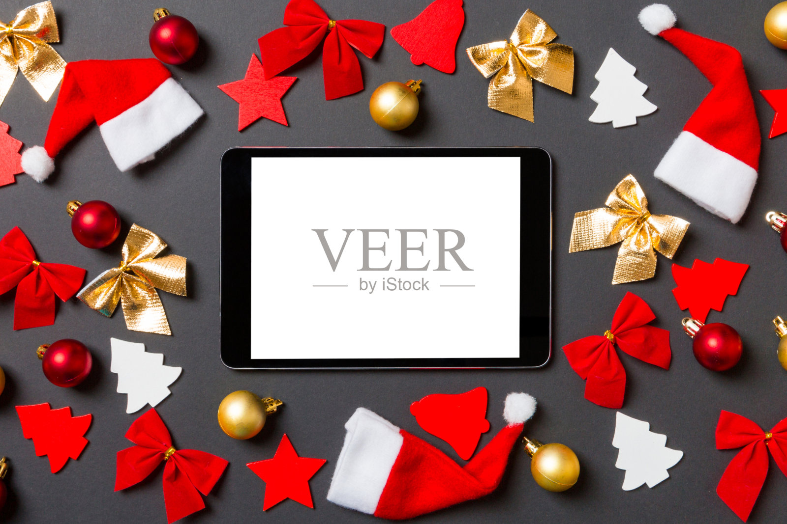 新年玩具装饰黑色背景上的平板电脑俯视图,圣诞节概念照片摄影图片