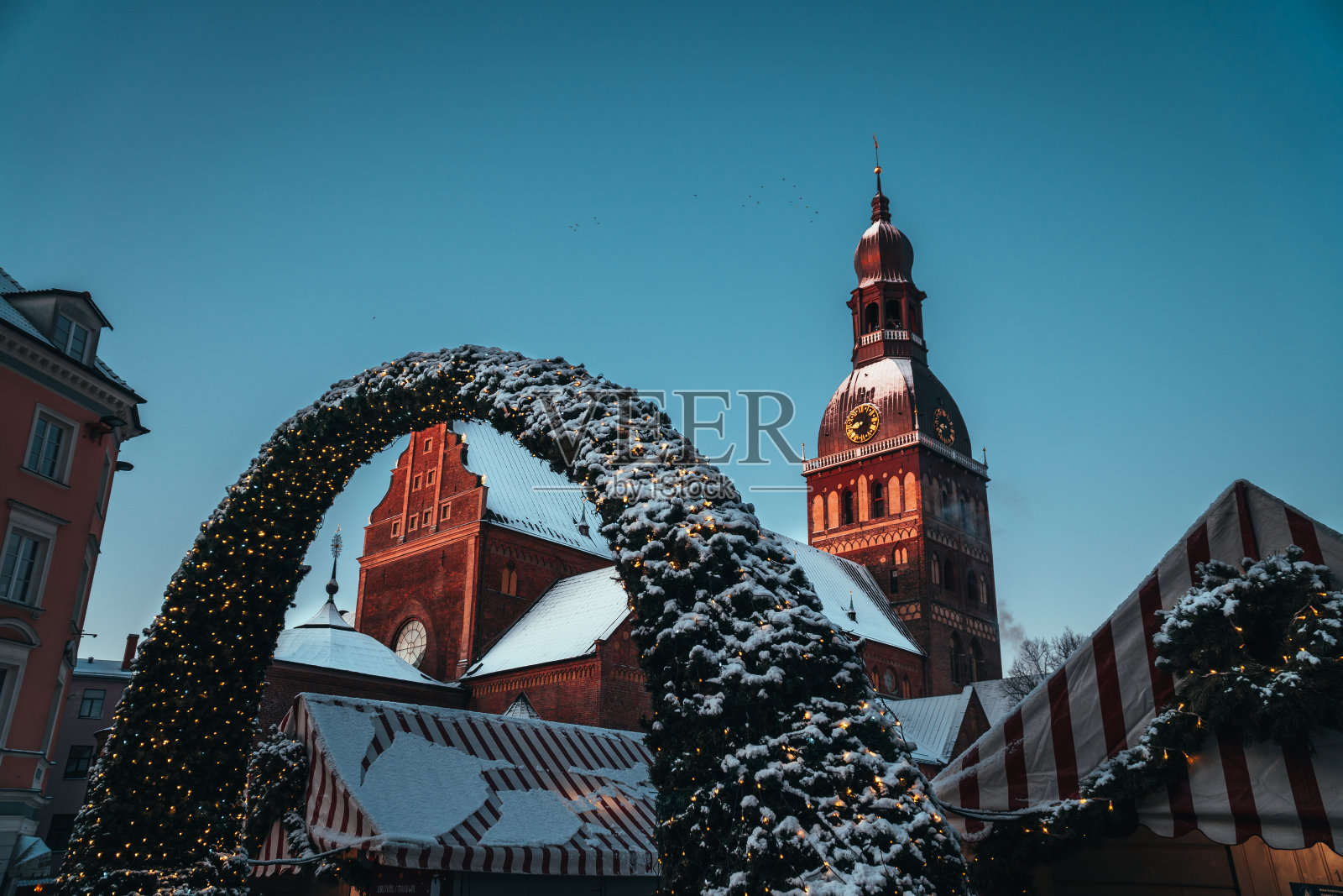 里加老城,市中心圣诞集市装饰照片摄影图片