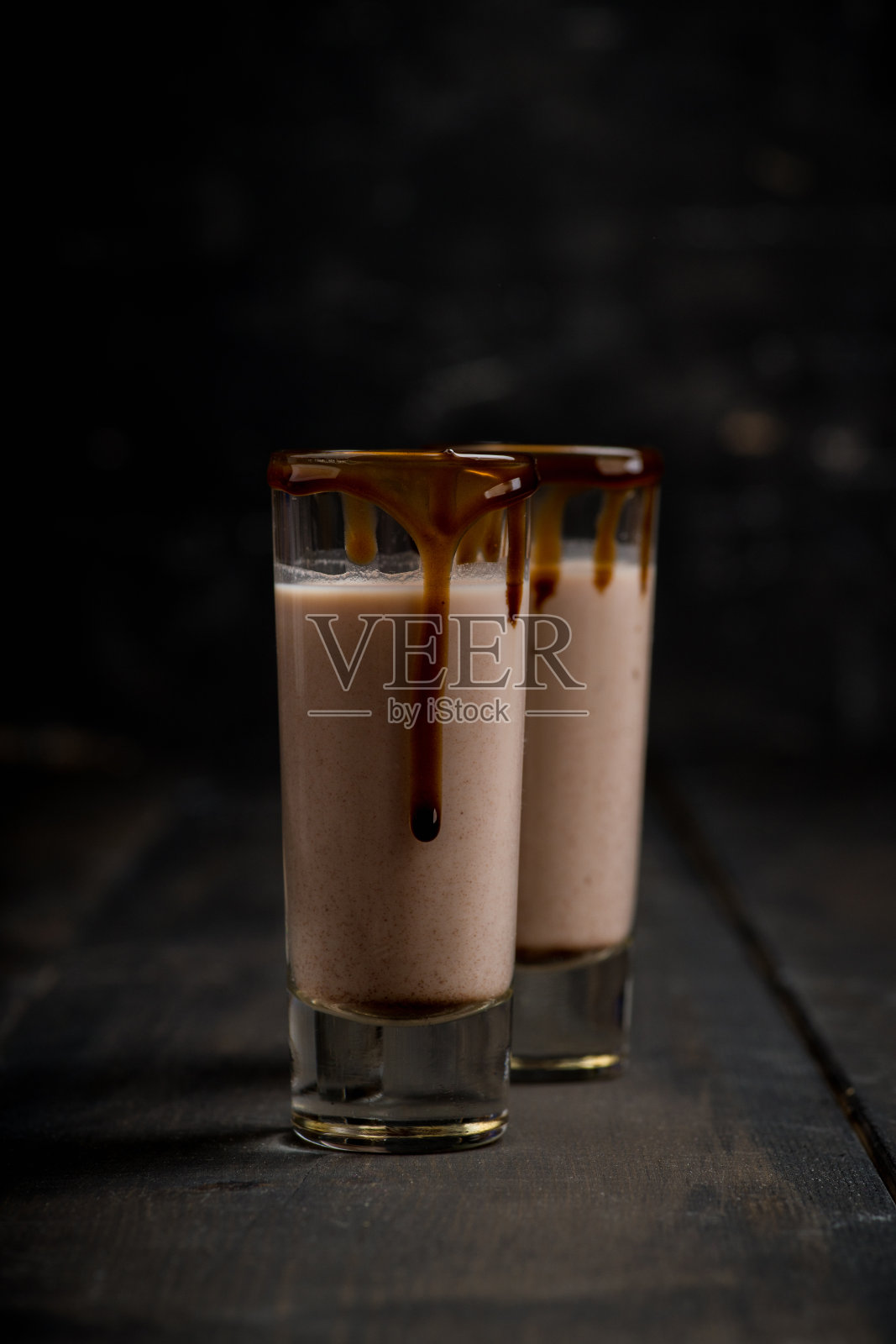 酒精鸡尾酒在小酒杯与巧克力利口酒和伏特加照片摄影图片
