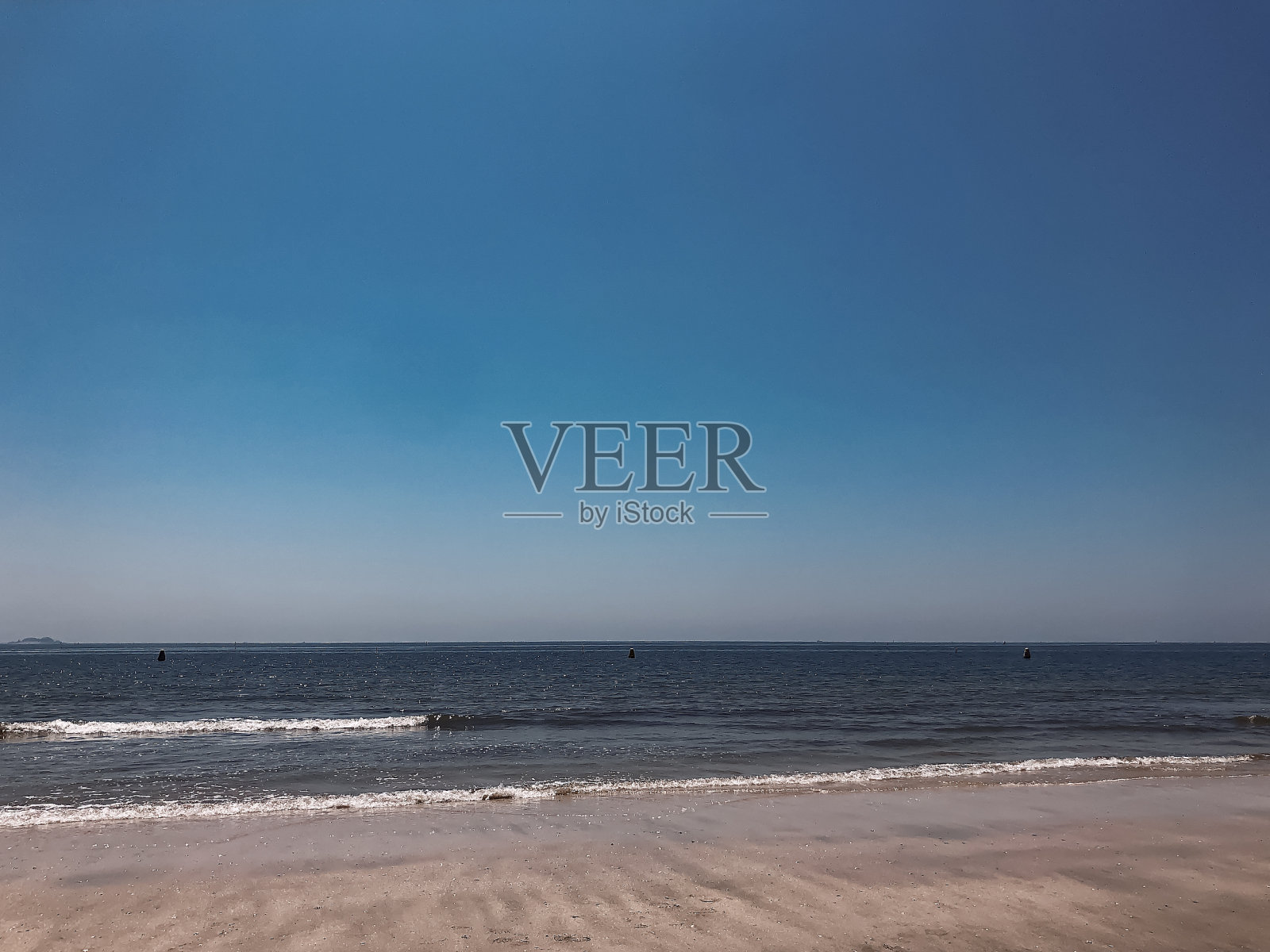 韩国宁静的地平线和深蓝色的天空照片摄影图片