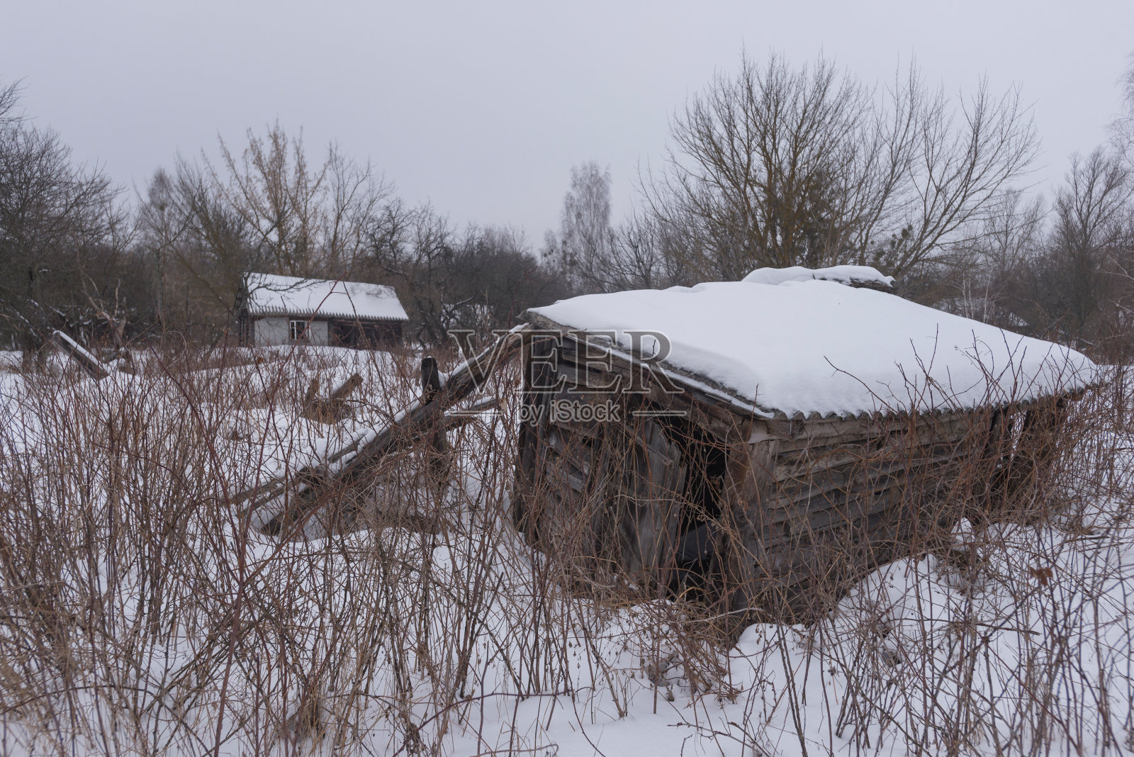 切尔诺贝利地区废弃村庄的谷仓照片摄影图片