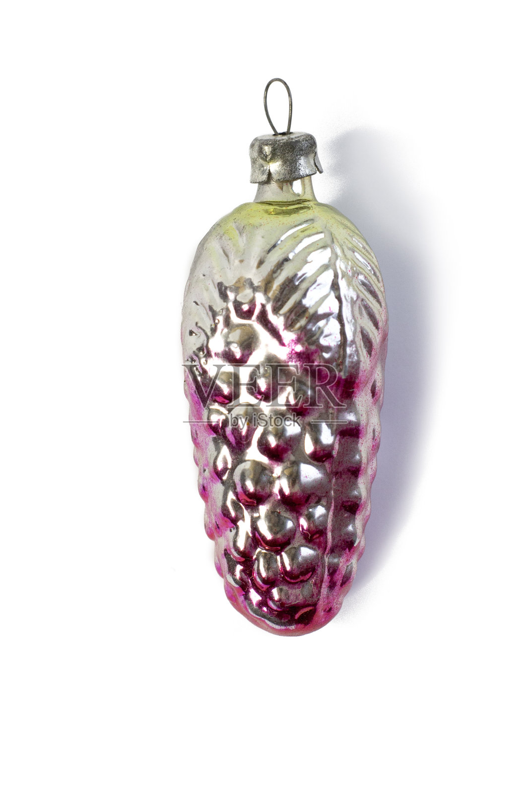 旧苏联装饰的圣诞树上,玻璃玩具松果近距离孤立在白色的背景上照片摄影图片