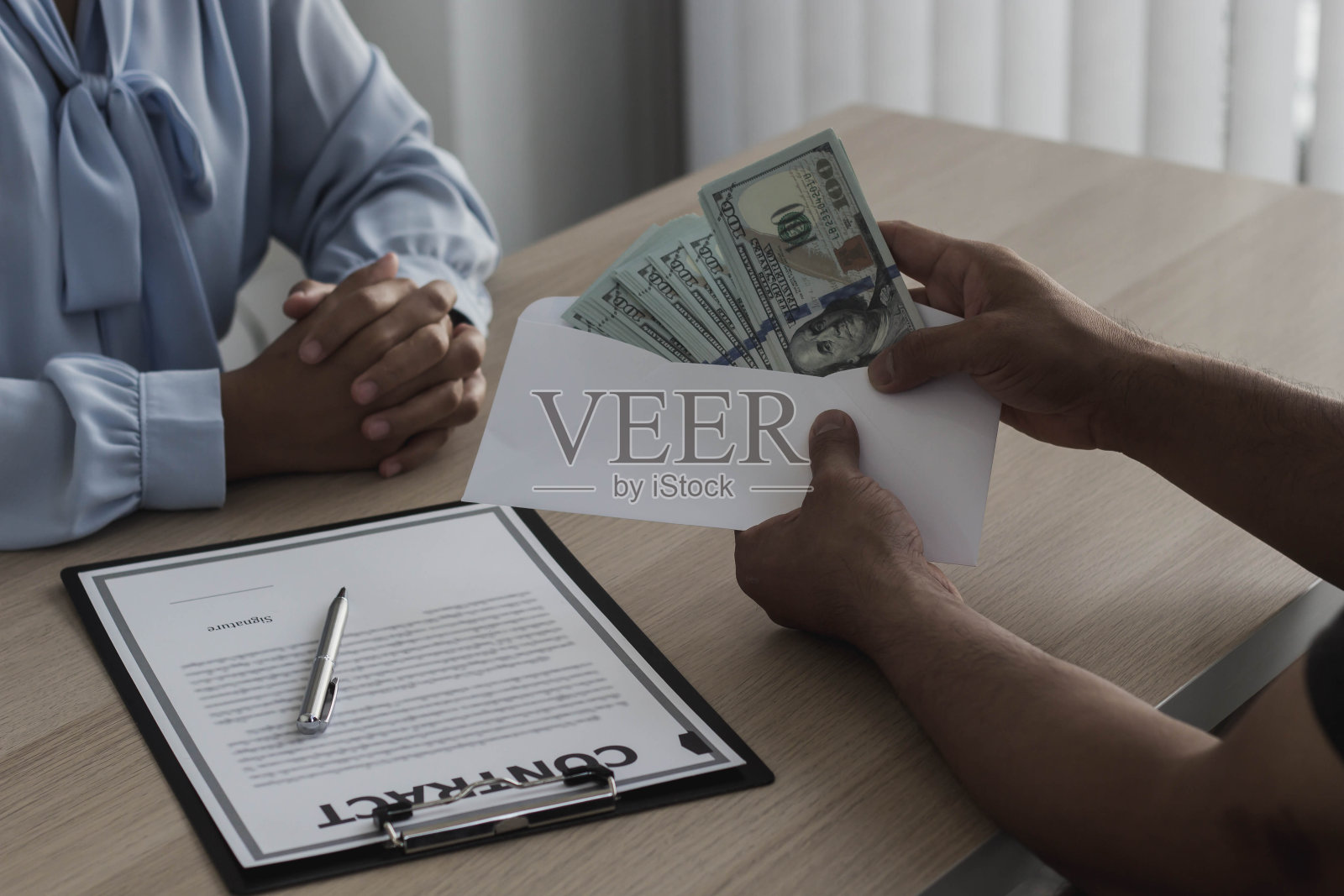 把钱给贿赂伙伴,分享腐败。照片摄影图片