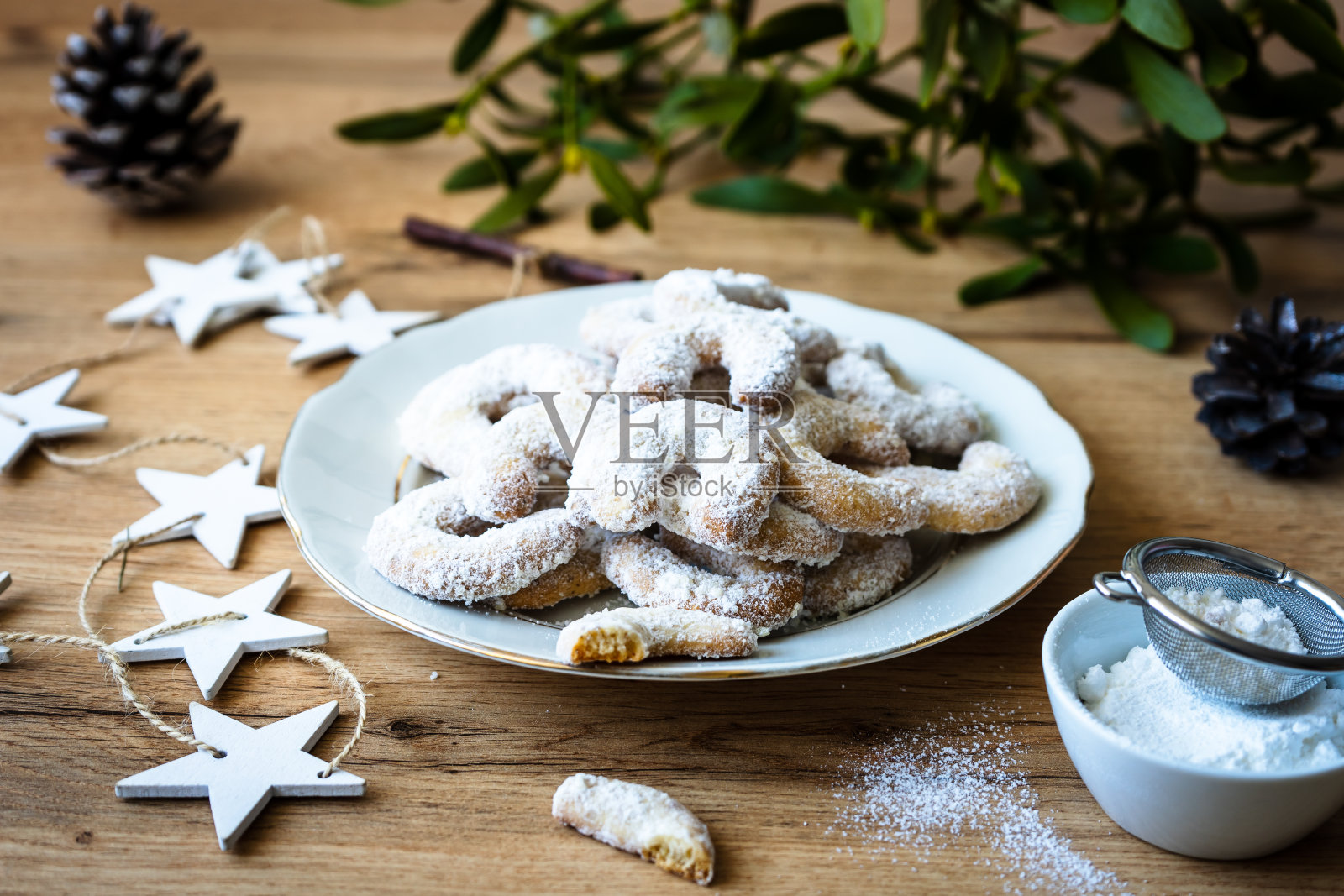桌上放着圣诞饼干,木桌子上放着槲寄生照片摄影图片
