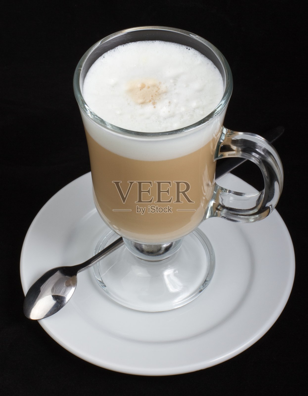 卡布奇诺装在玻璃杯里照片摄影图片