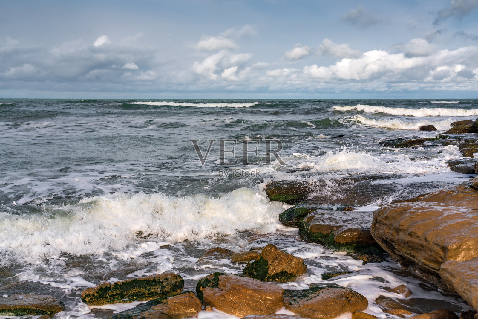 空岩海滩和多云天气暴风雨的海照片摄影图片
