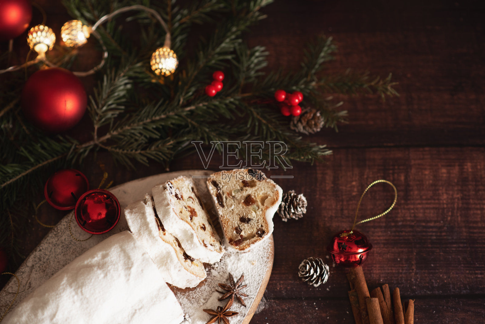 传统的德国圣诞蛋糕-蔓越莓Stollen,圣诞树,装饰品,蜡烛。照片摄影图片