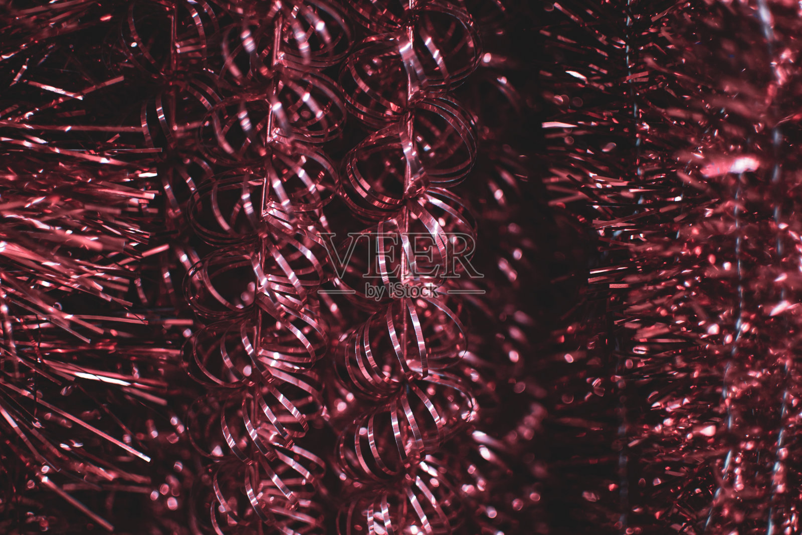 红色金属闪闪发光的圣诞装饰品的特写。有选择性的重点照片摄影图片