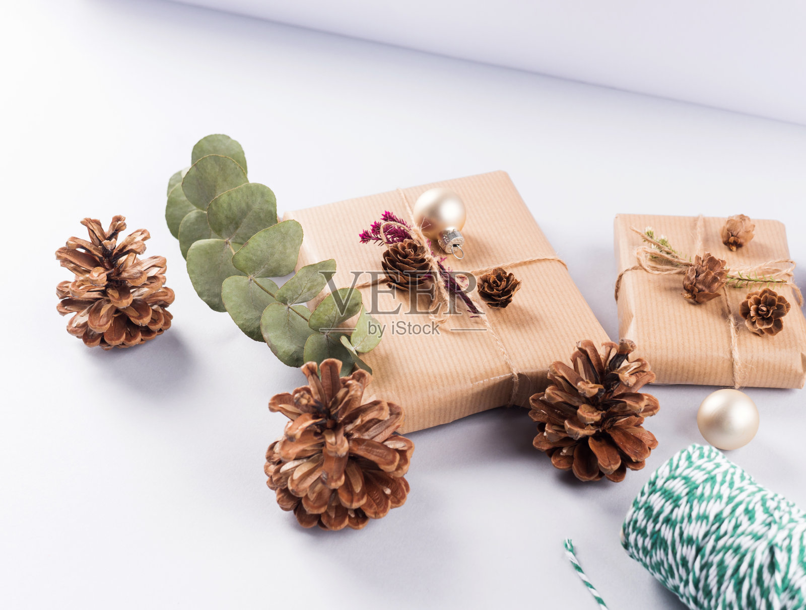 圣诞礼物包装,松果照片摄影图片
