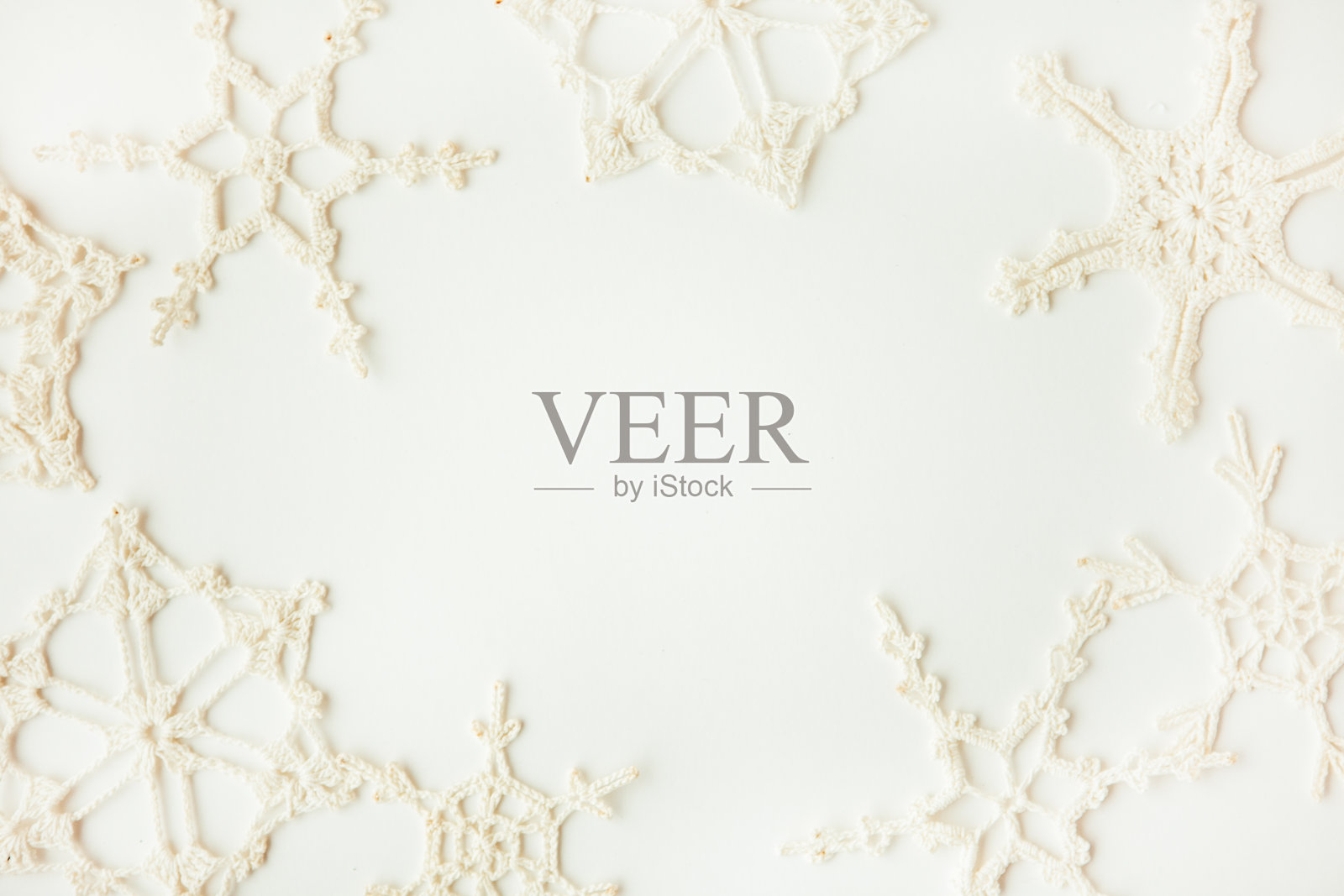 白色的雪花在白色的背景上,复制文字空间照片摄影图片