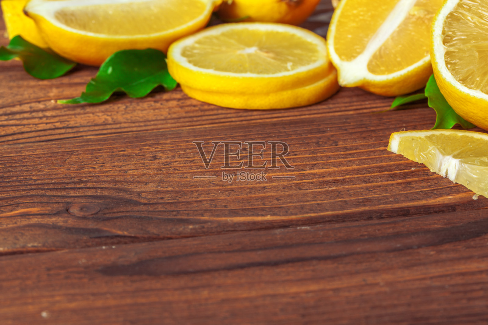 木桌上的一堆柠檬。有创意的照片。照片摄影图片