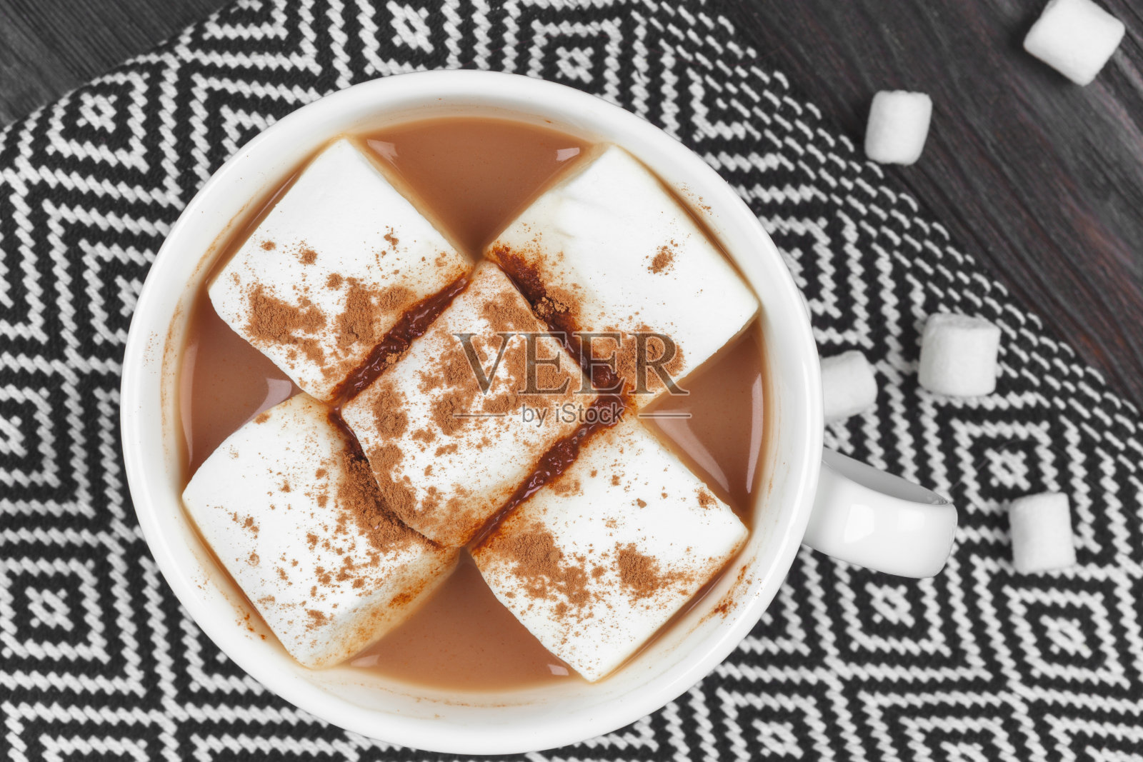 桌上放着热巧克力和棉花糖照片摄影图片