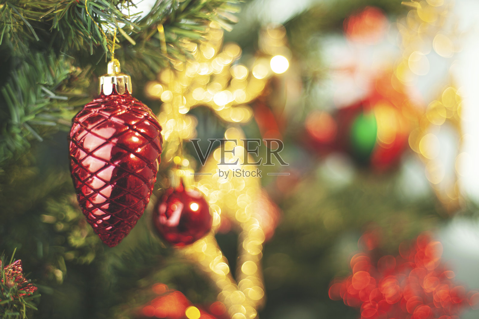 圣诞组成。圣诞礼物,圣诞树。照片摄影图片