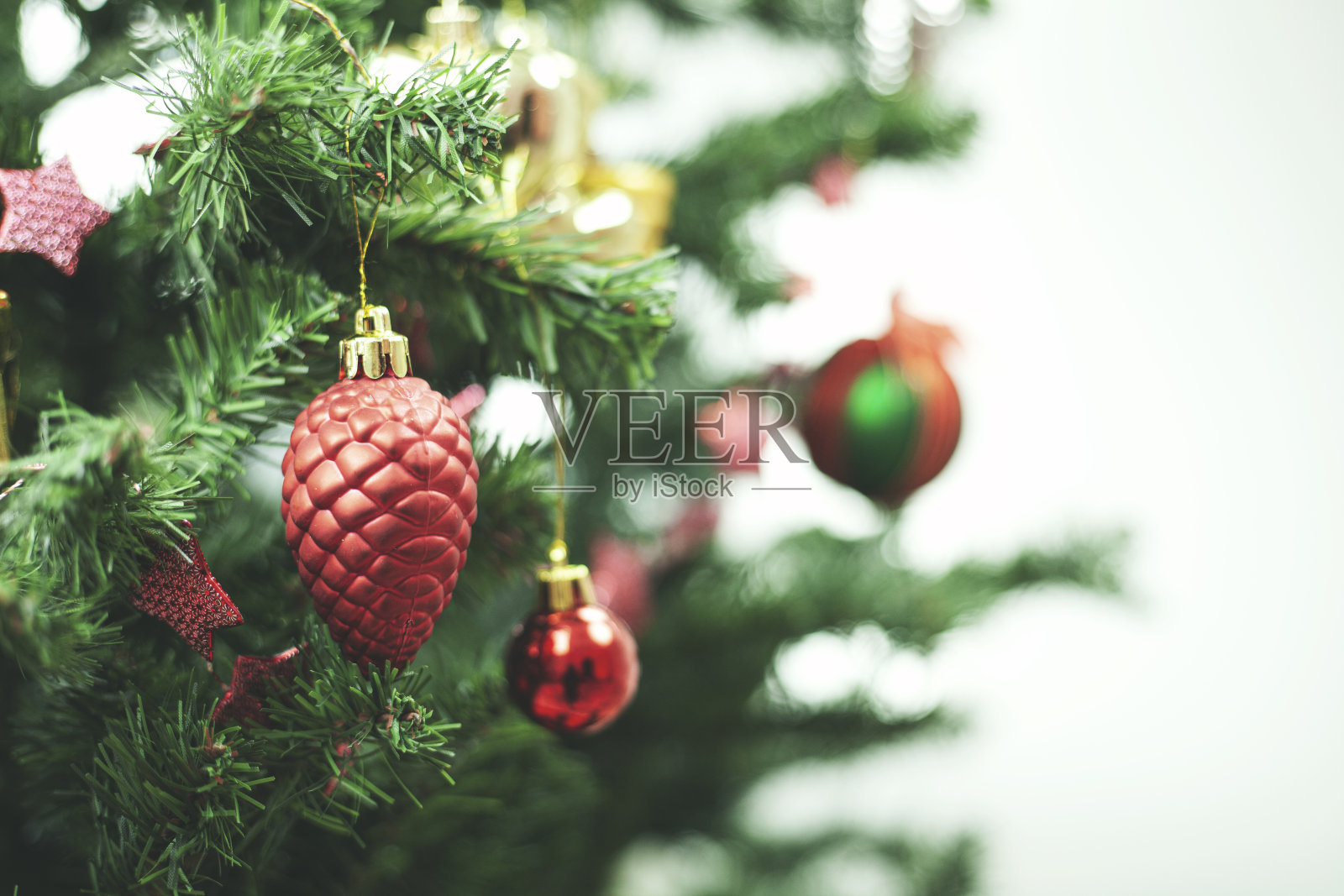 圣诞组成。圣诞礼物,圣诞树。照片摄影图片