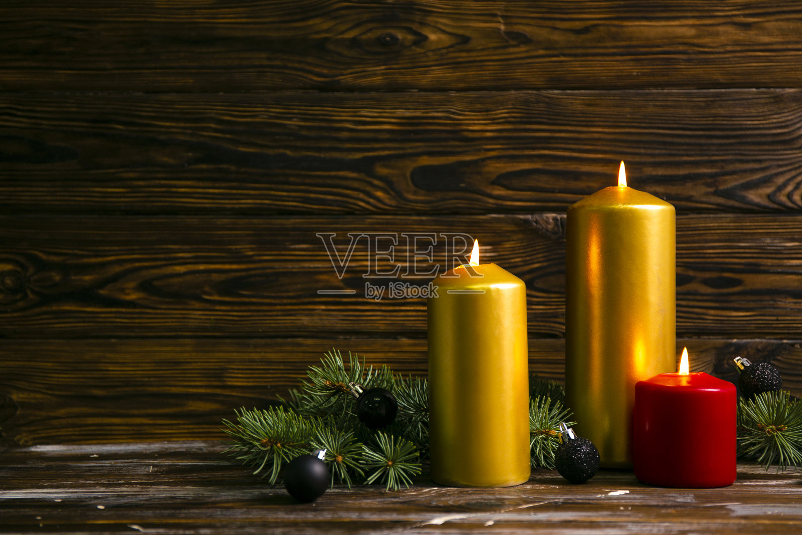 桌上点着蜡烛。照片摄影图片