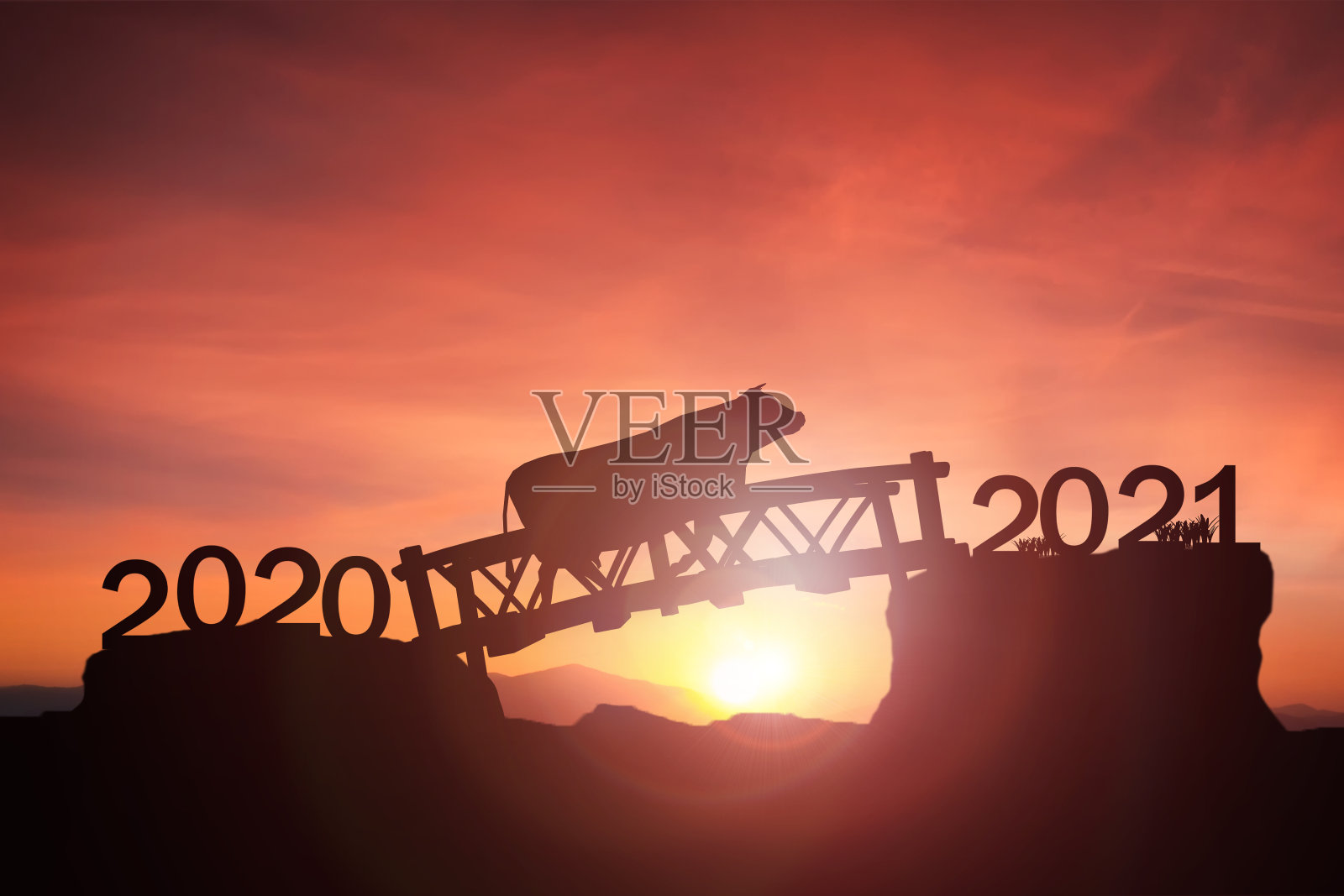 2021年中国十二生肖牛的概念,牛跨桥从2020年到2021年新年剪影牛走坚强勇敢2021年肥沃的日出,日落的背景照片摄影图片