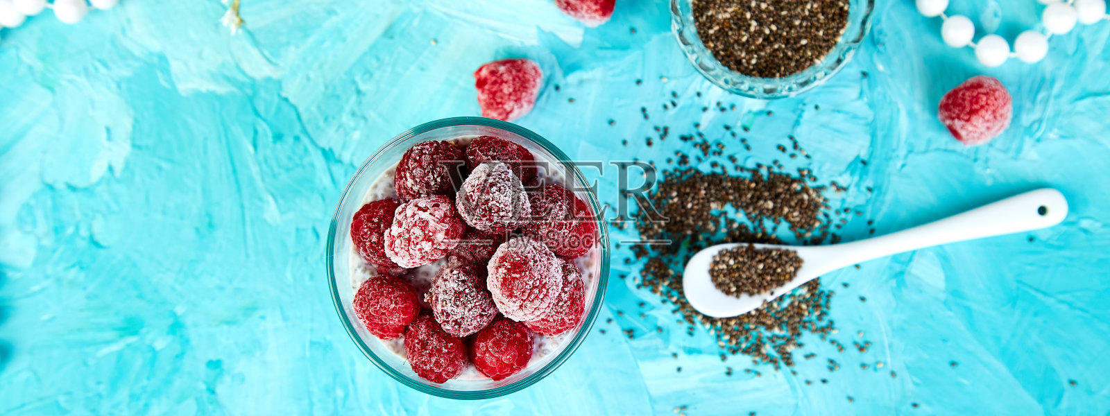 横幅健康的奇亚布丁和覆盆子在玻璃照片摄影图片