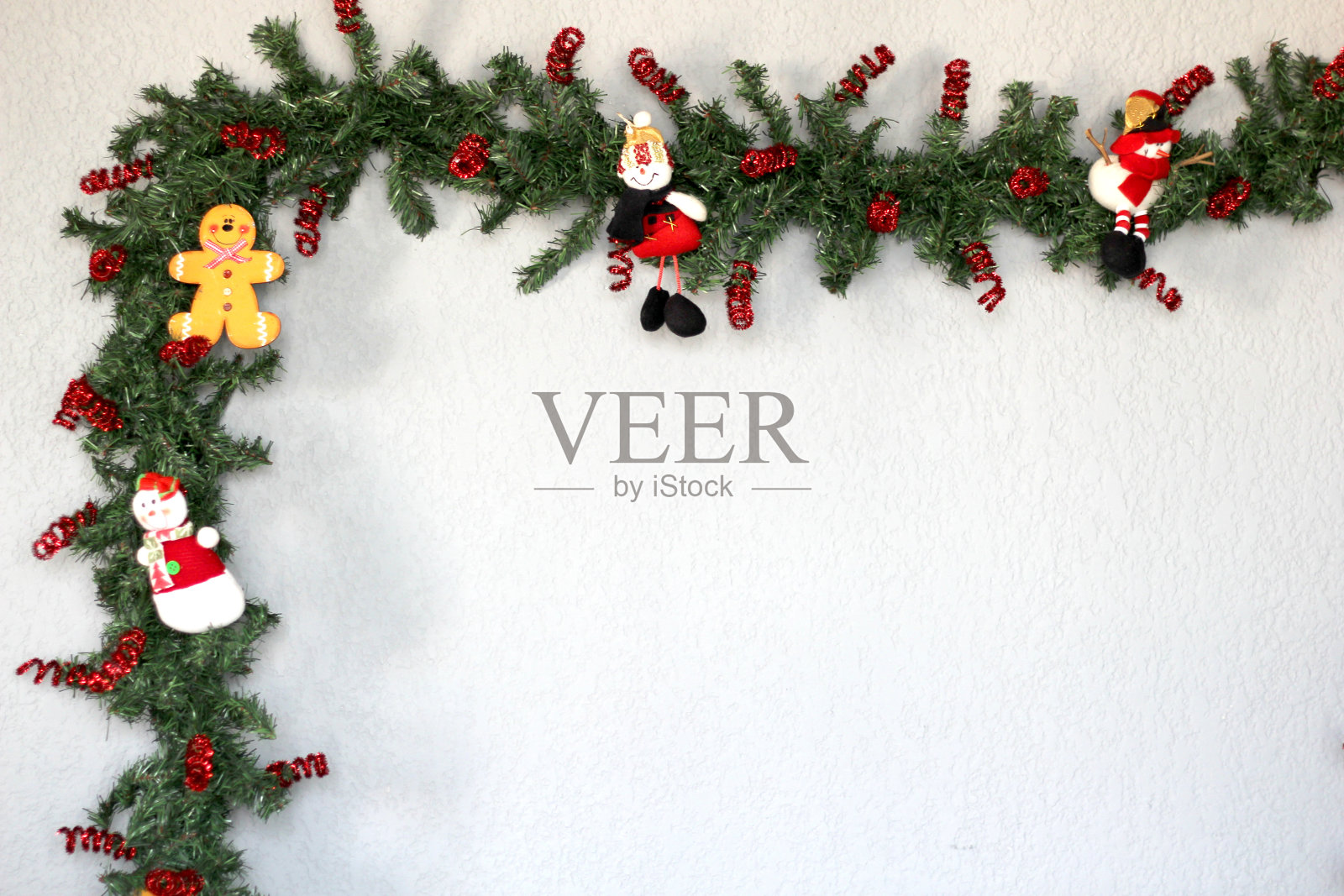 圣诞老人、雪人和姜饼饼干以圣诞花环为背景,装饰圣诞照片摄影图片