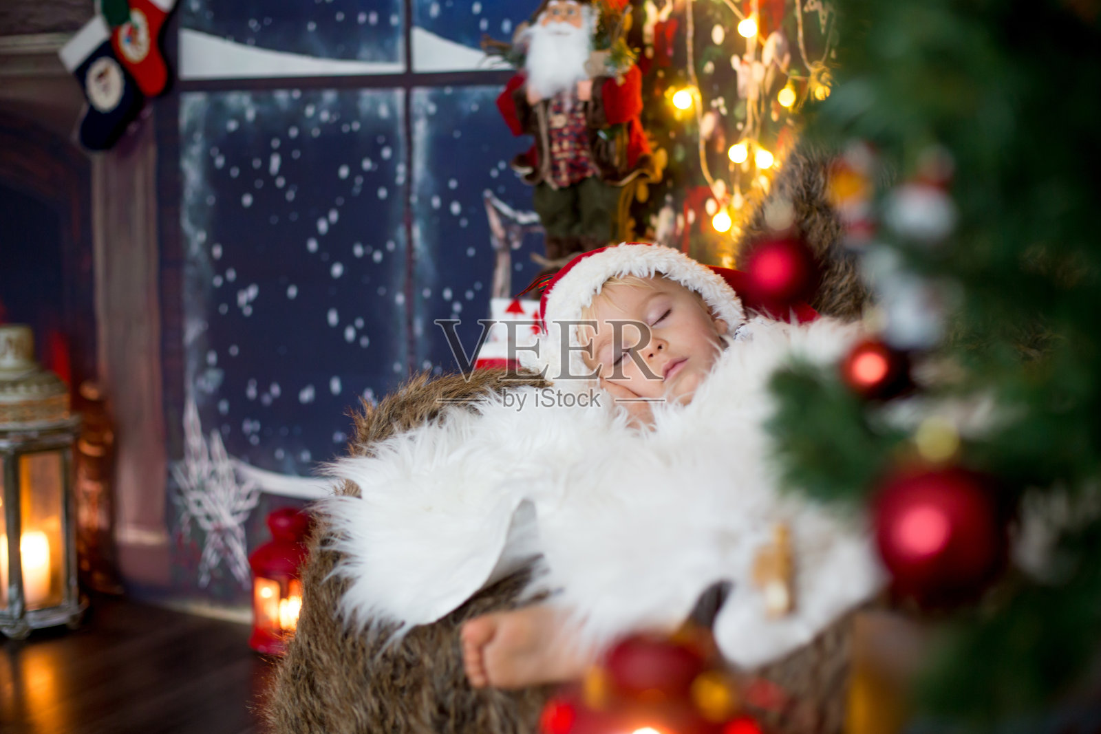 美丽的蹒跚学步的孩子,小男孩,平安夜睡在家里照片摄影图片