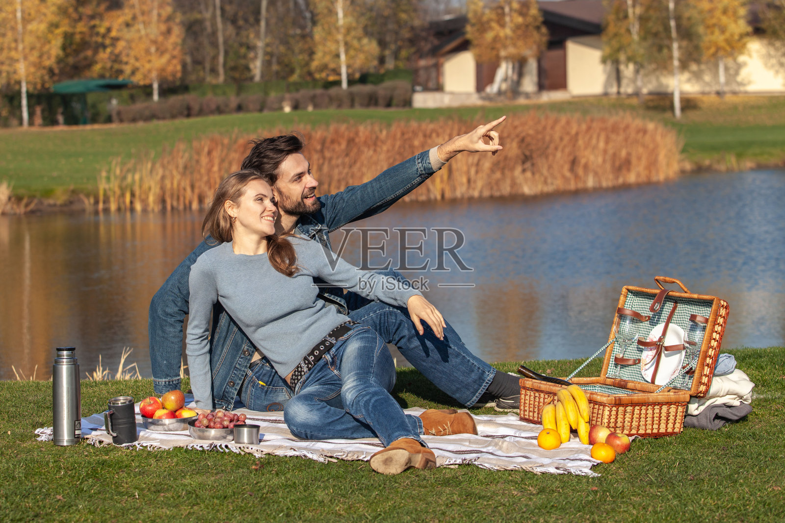 这对夫妇在公园里野餐照片摄影图片