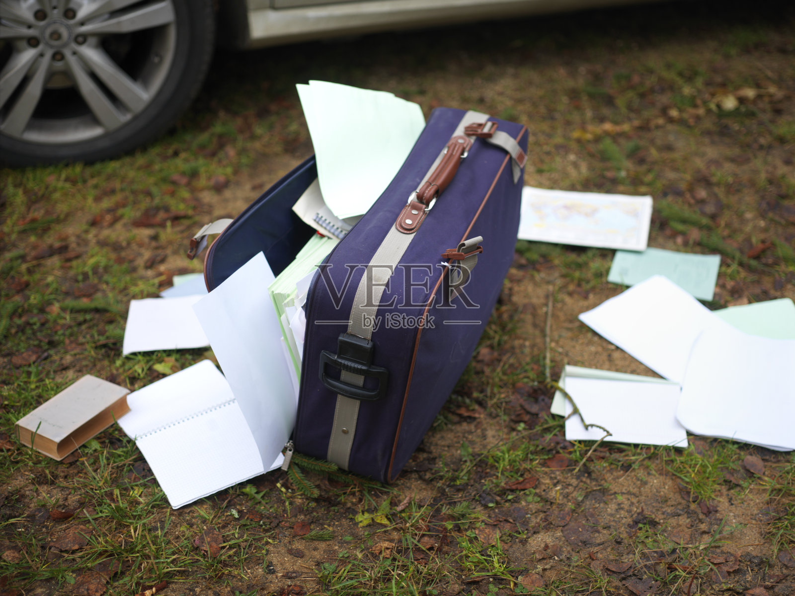 手提箱和纸都乱了照片摄影图片