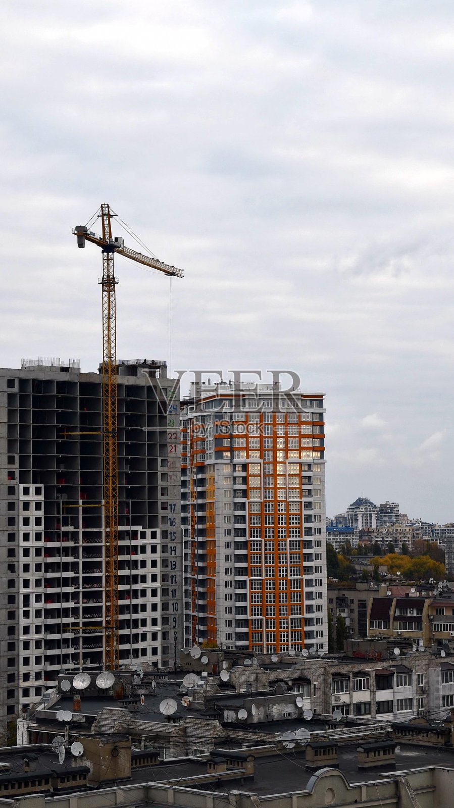 未完工建筑与起重机吊臂照片摄影图片