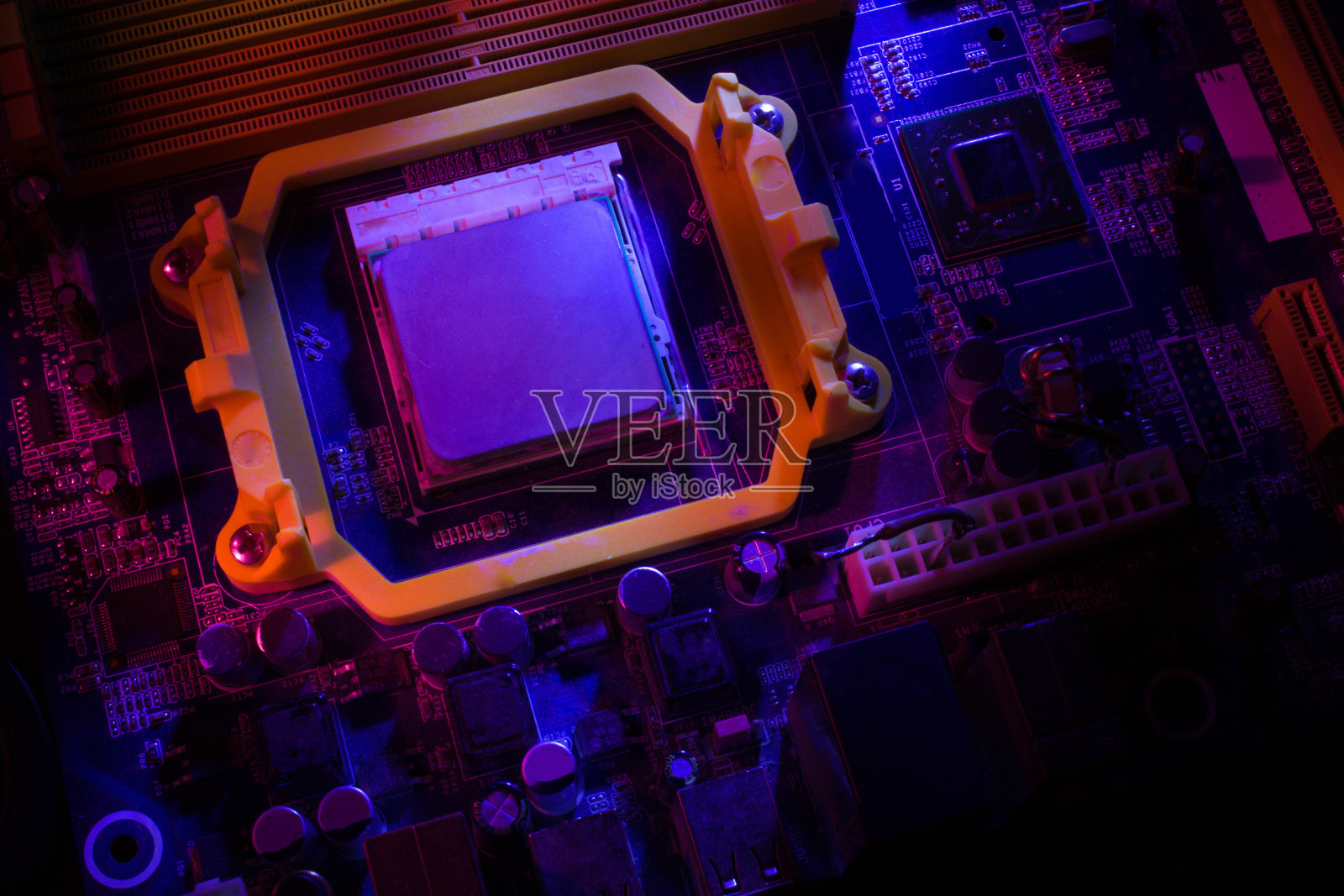 电子主板的特写在一个设备维修车间与电路细节。红色和蓝色,复制空间照片摄影图片