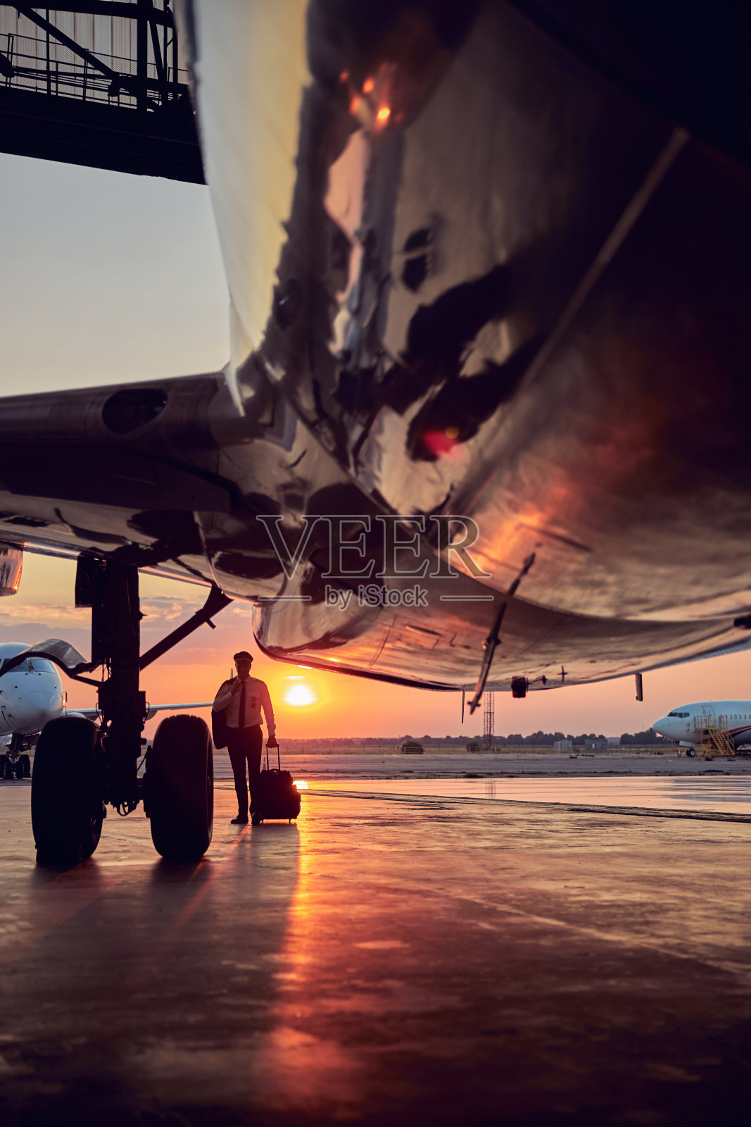 部分飞机站在航空机库孤立的日落背景照片摄影图片