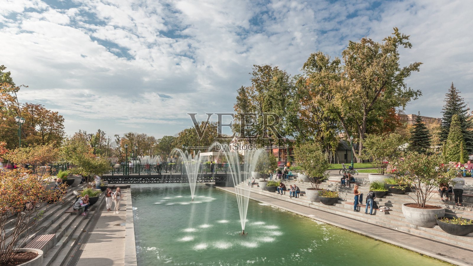 哈尔科夫的舍甫琴科花园中有一个带有喷泉的湖照片摄影图片