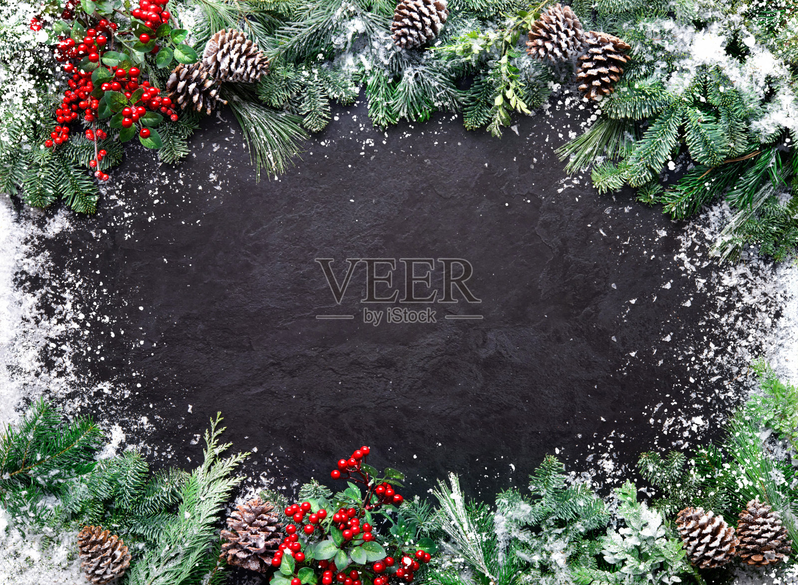 圣诞和新年的背景与冷杉树枝和雪在黑暗的石头板照片摄影图片