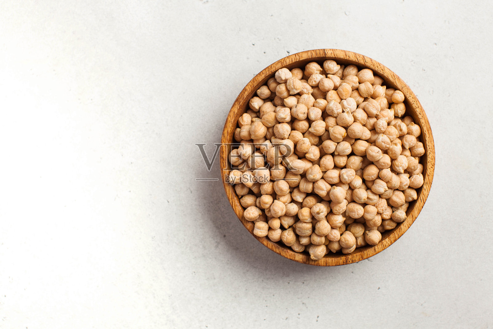 木碗里装着生鹰嘴豆。超级食物。副本的空间。照片摄影图片