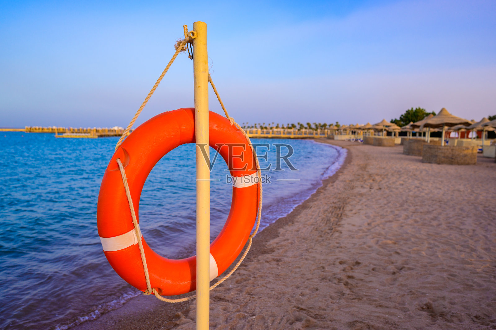 在天堂海滩放松-躺椅和阳伞-旅游目的地赫尔加达,埃及照片摄影图片