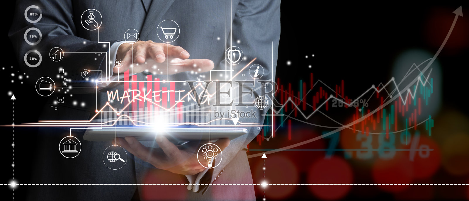 商人使用平板电脑和分析销售数据图表增长。照片摄影图片