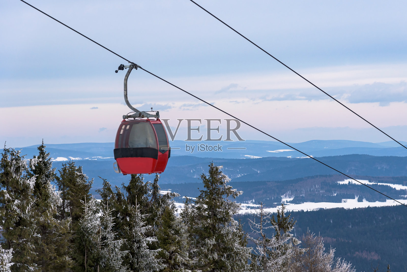 在Beskid Sadecki山脉的滑雪缆车照片摄影图片