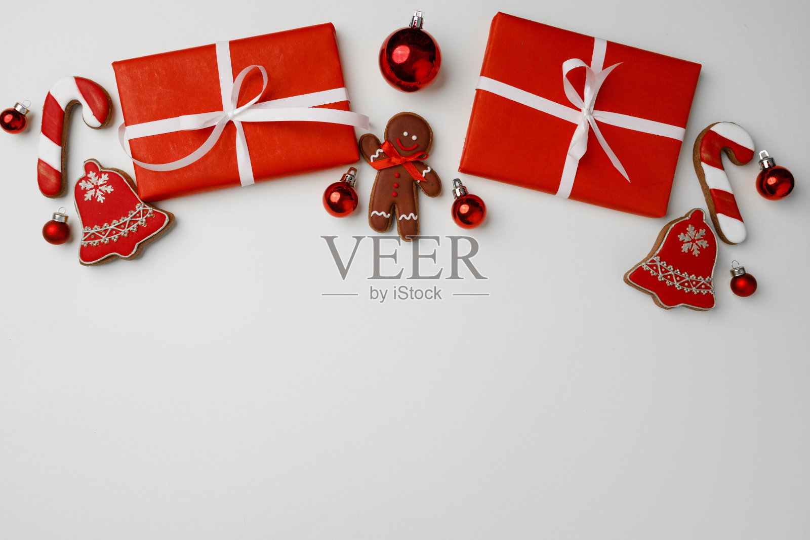 白色背景下的红色礼盒和圣诞装饰物照片摄影图片
