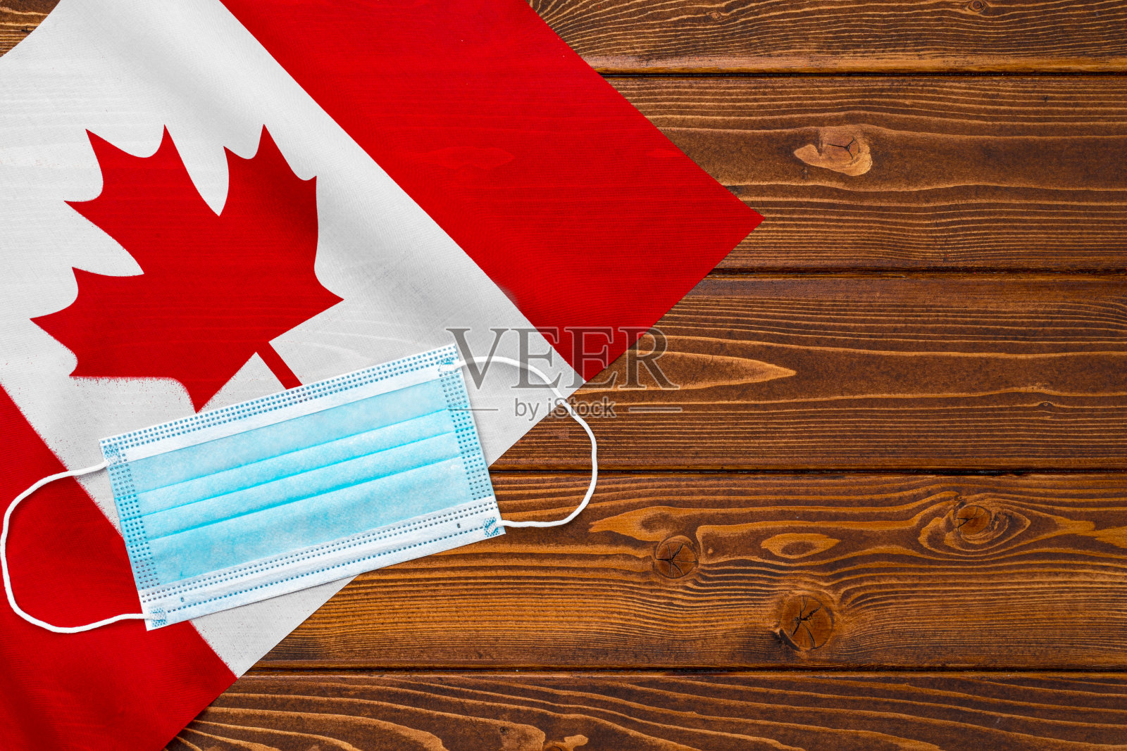 医用口罩贴有加拿大国旗,贴有木板照片摄影图片