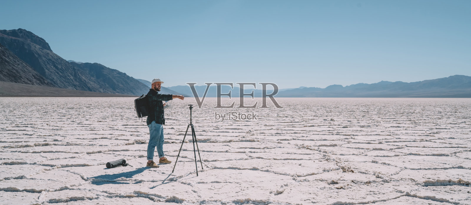 男性旅行者在寒冷的山谷中配置无人机照片摄影图片