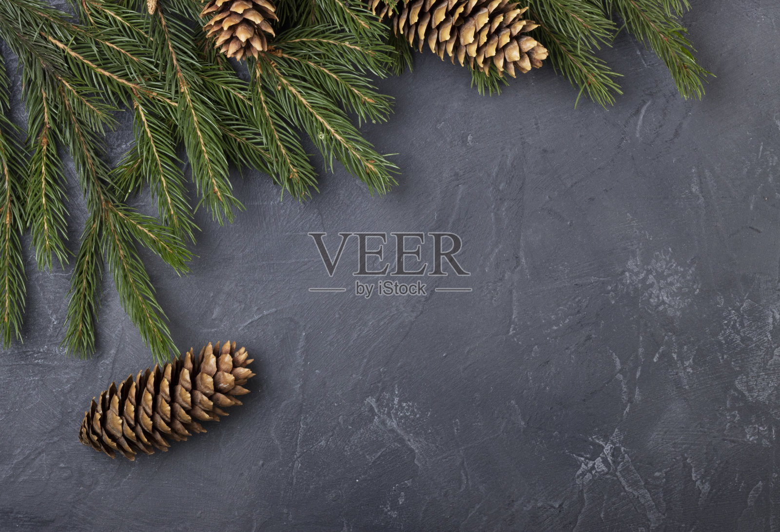 圣诞节的黑色背景与圣诞树和装饰照片摄影图片