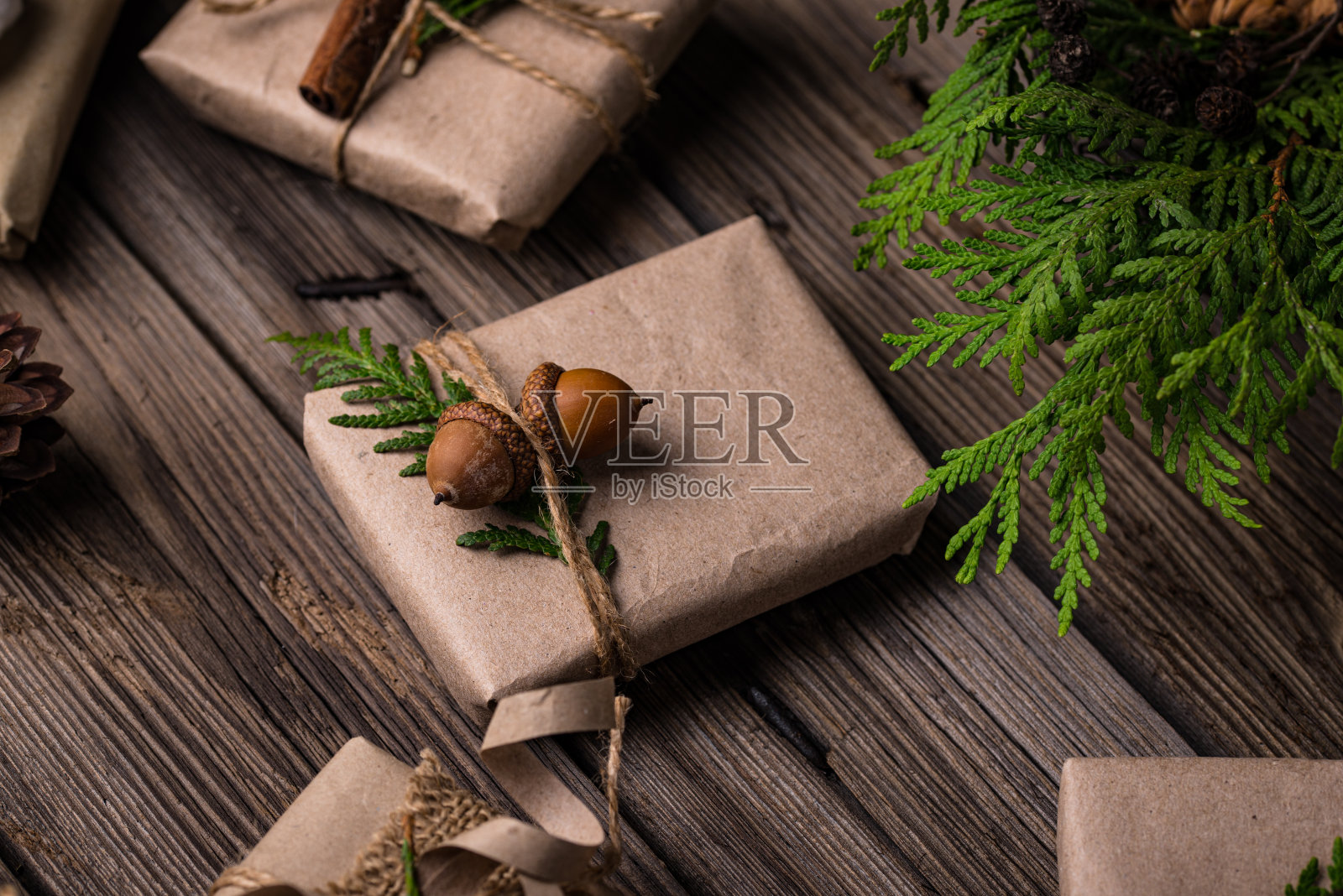 牛皮纸包装的圣诞礼物盒照片摄影图片