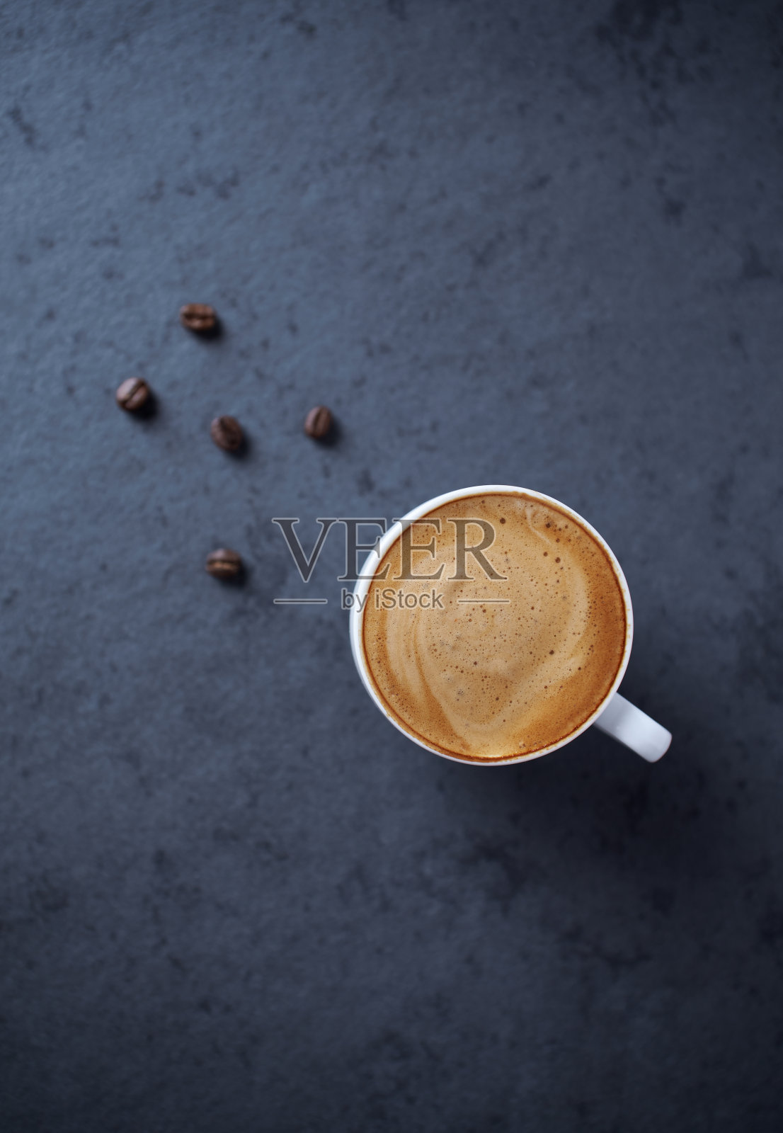深色的石头背景上的一杯咖啡。前视图。本空间照片摄影图片
