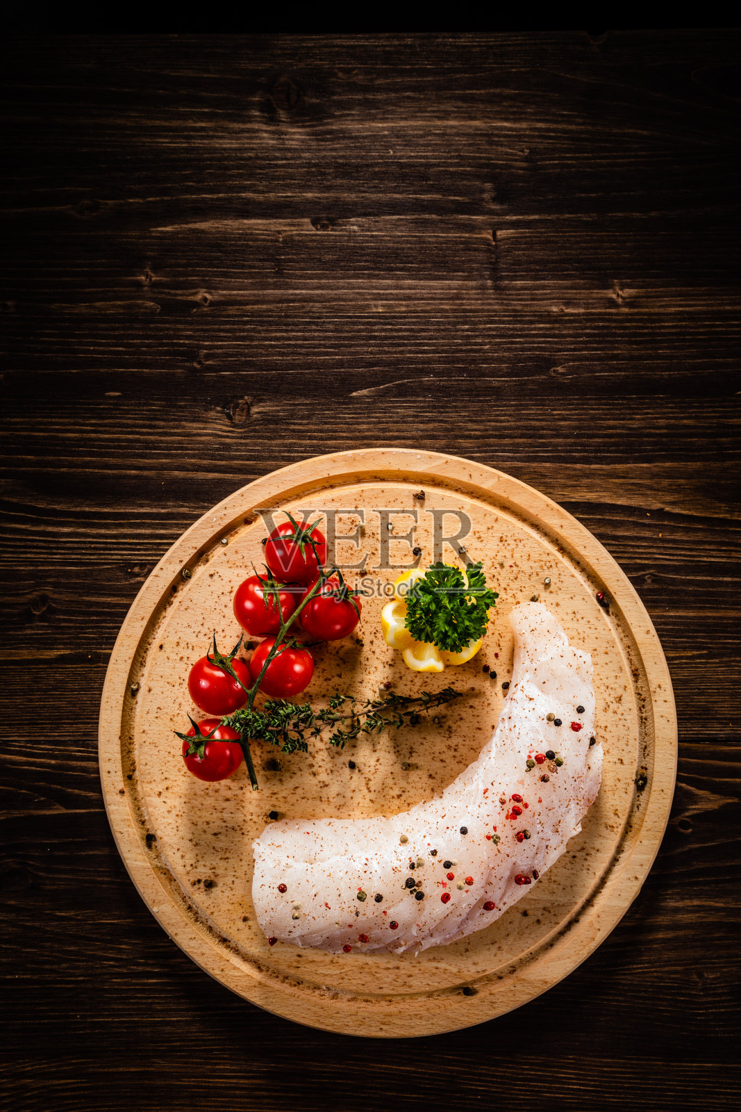 切板上新鲜的生鳕鱼片照片摄影图片