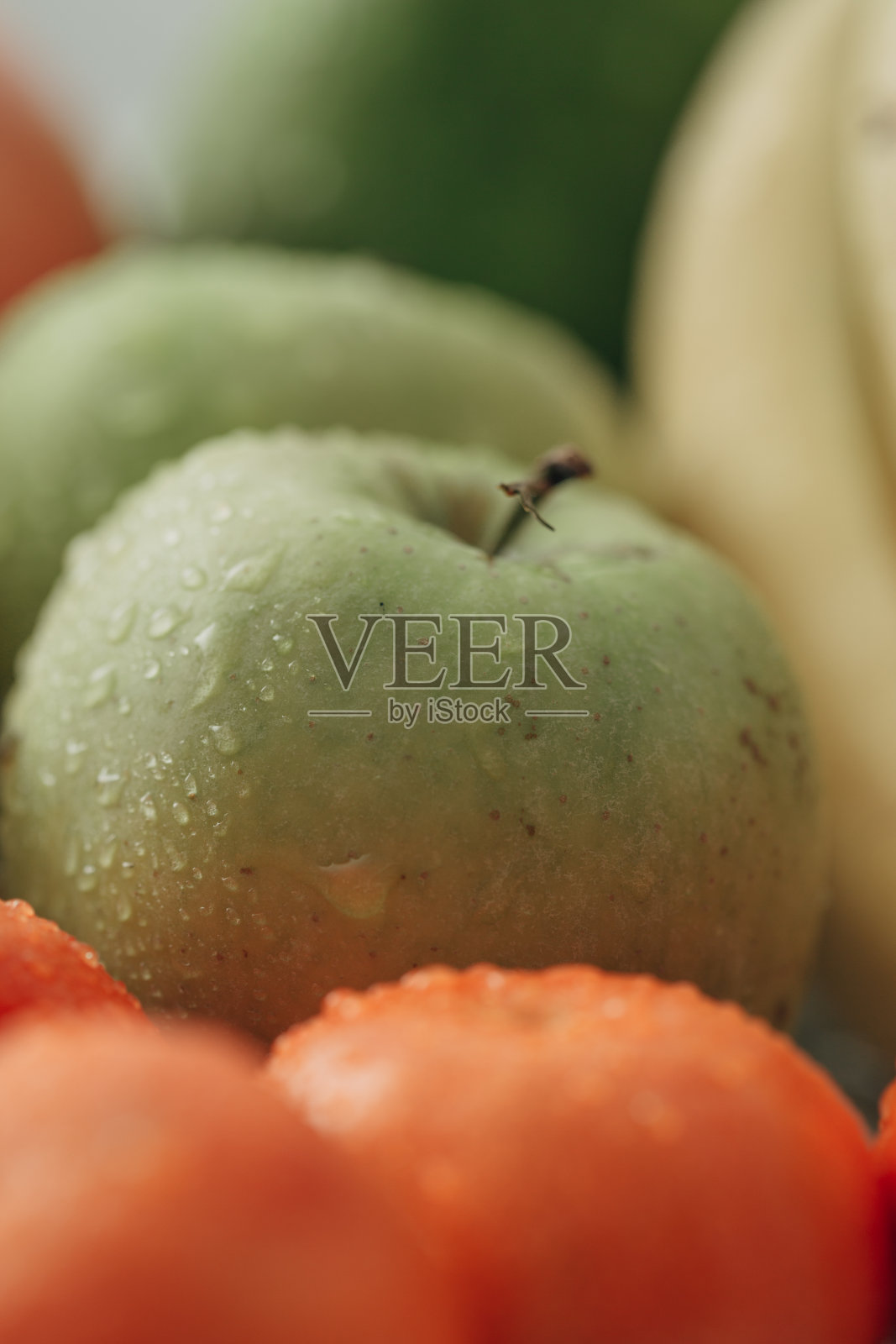 夏日五彩鲜果,果皮上有水滴照片摄影图片