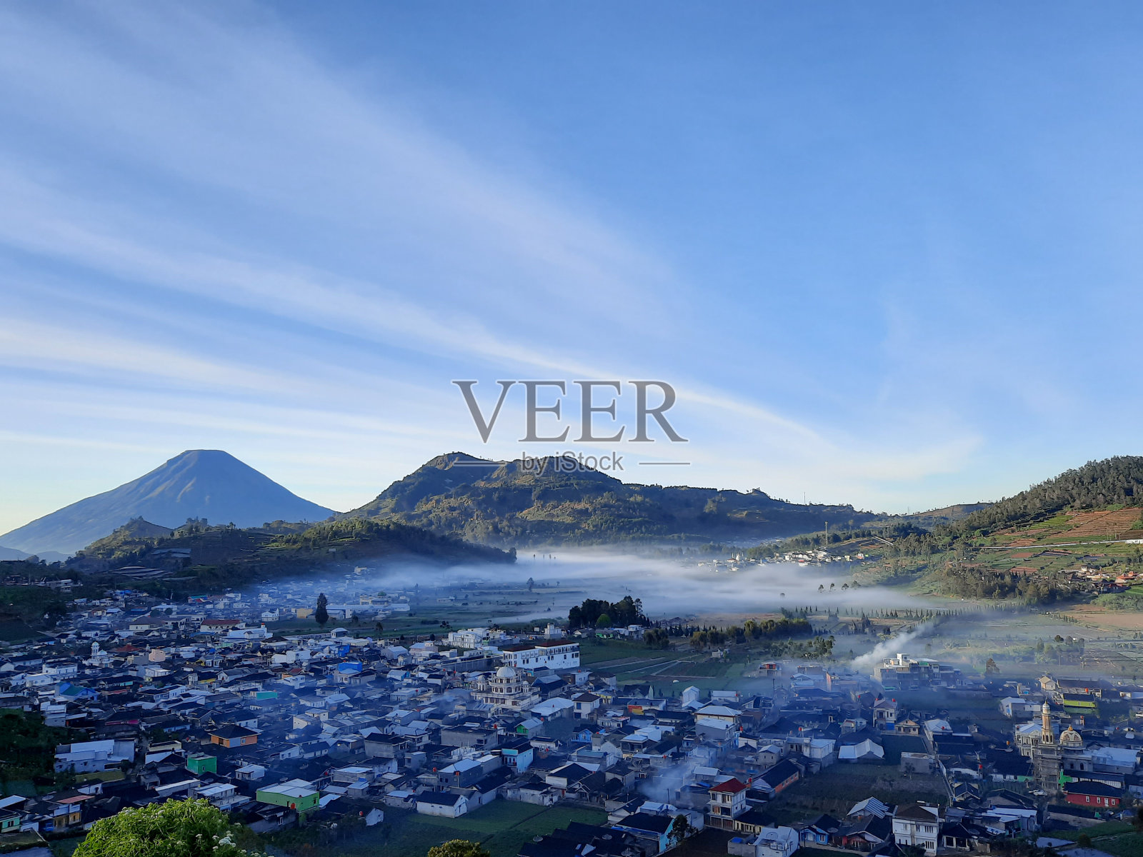 印尼迪昂高原的滑板车山顶照片摄影图片