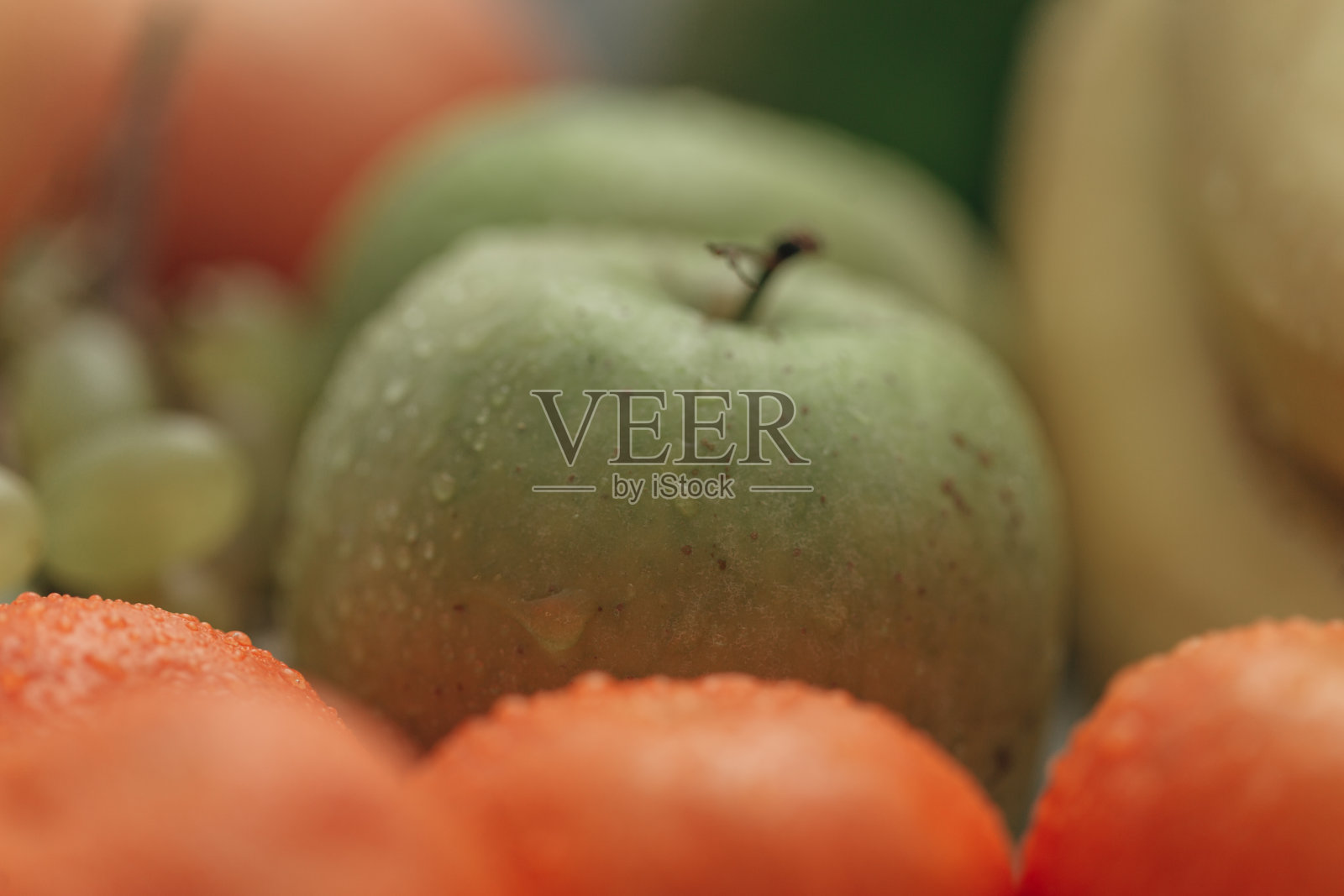 苹果皮上有水滴的特写照片摄影图片