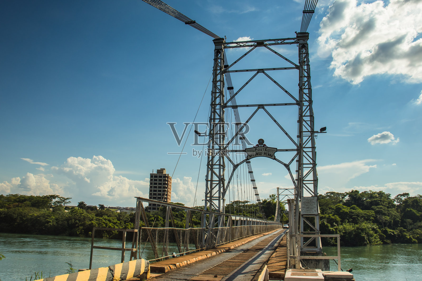 钢吊桥横跨巴西内陆的一条大河——阿方索·彭纳大桥——伊通比亚拉-戈亚斯- Araporã——米纳斯吉拉斯州-巴西-巴拉奈巴里约热内卢照片摄影图片