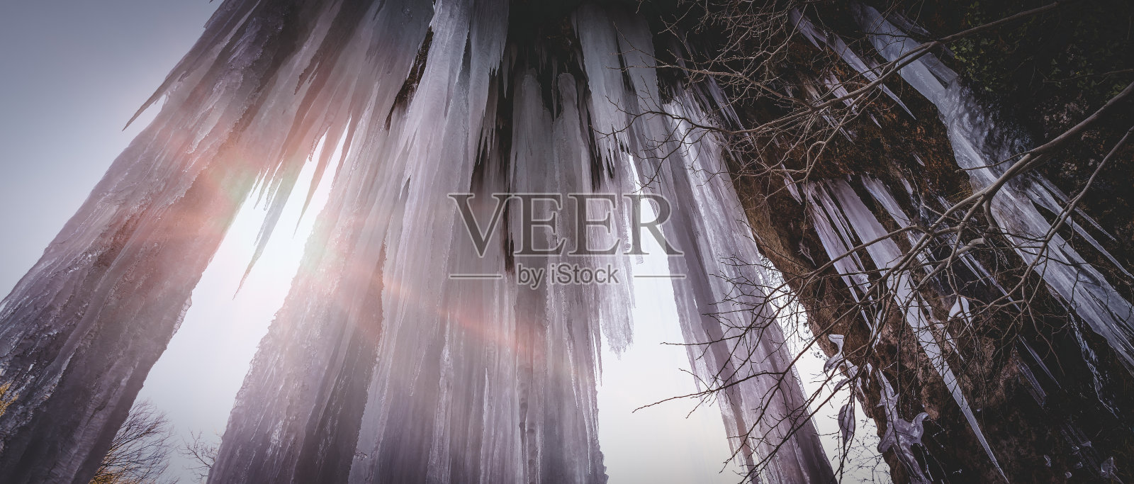 冰冻瀑布背光,短暂,寒冷和冬天的概念照片摄影图片