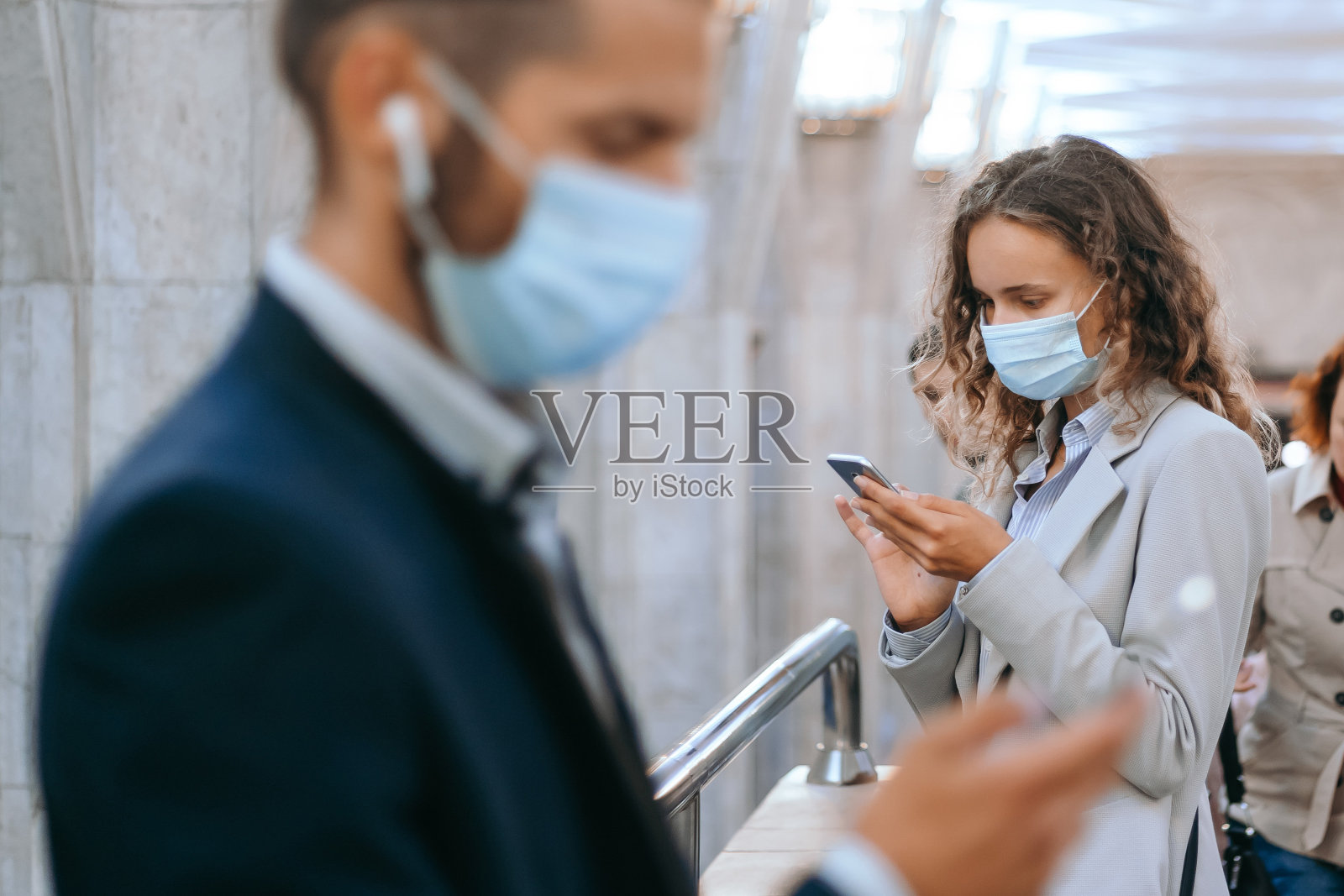 在地铁道口戴着防护口罩的乘客照片摄影图片