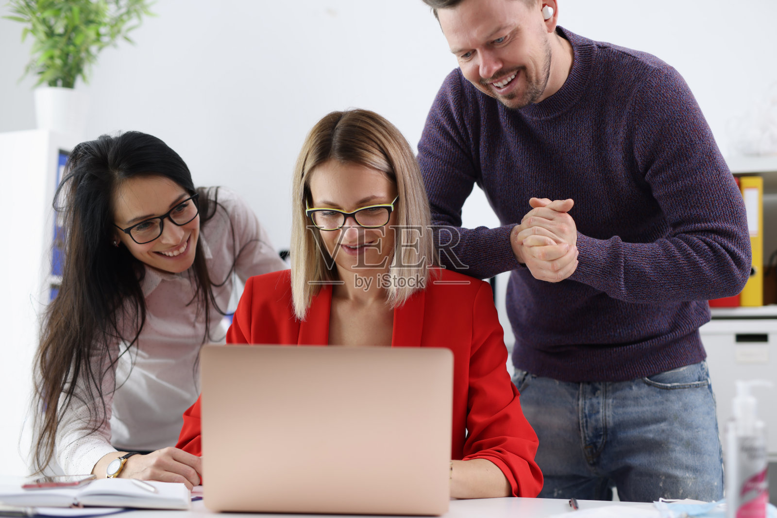 微笑的商业人士看笔记本特写照片摄影图片