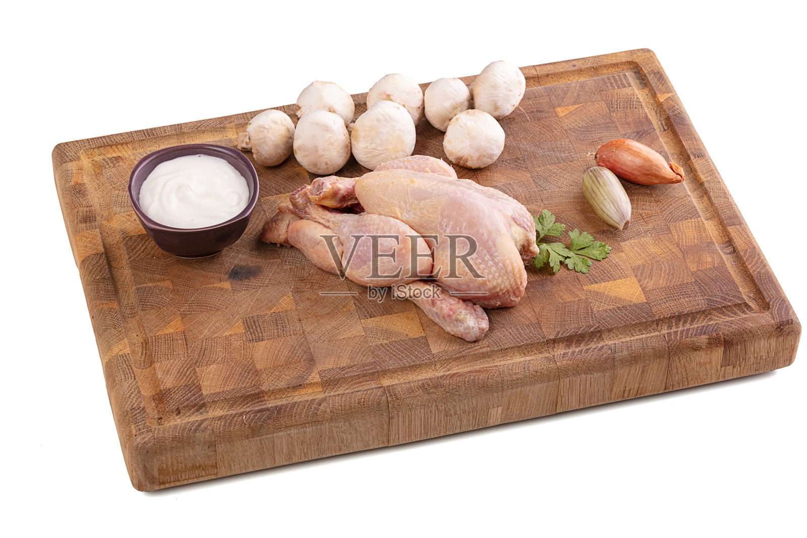 在砧板上烹饪小公鸡的配料照片摄影图片